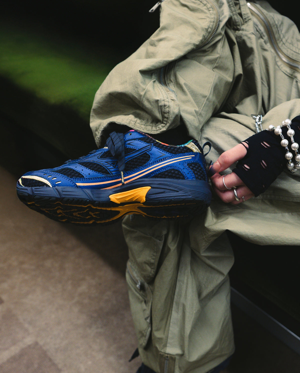 Mizuno MXR hardloopschoen, blauw met oranje zool en zwarte/gele accenten