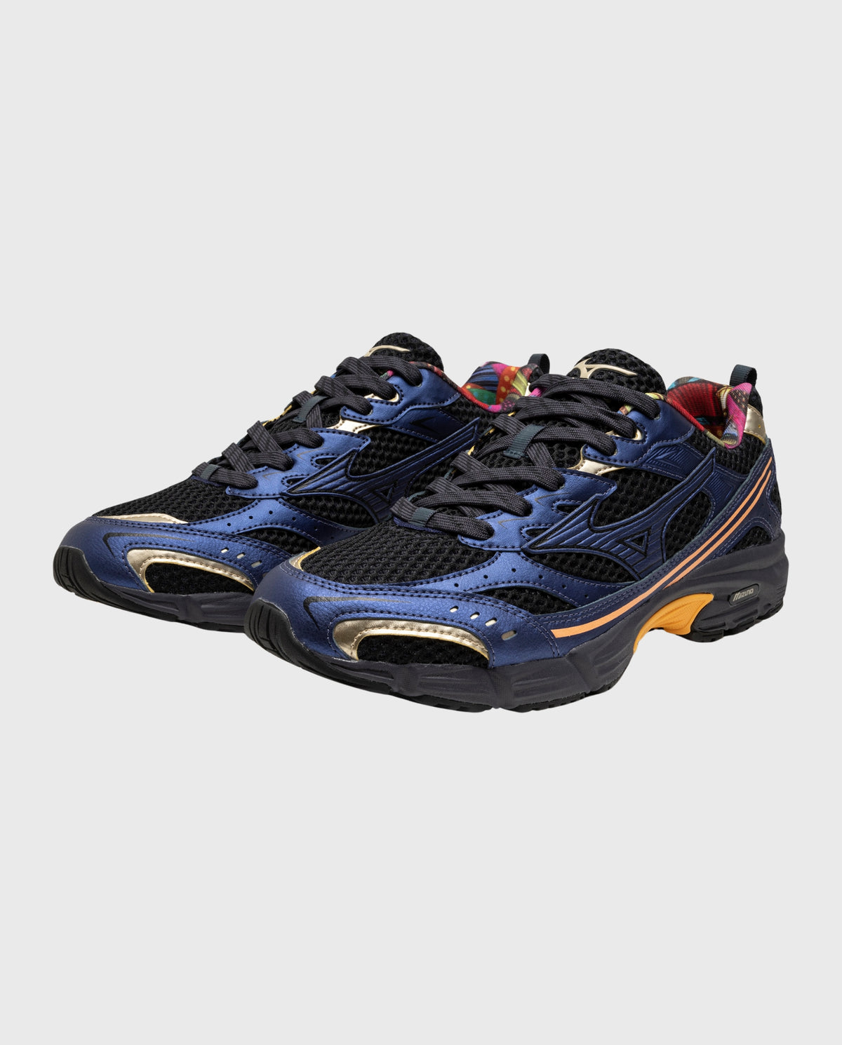 Mizuno MXR hardloopschoen in donkerblauw met oranje accenten en vetersluiting
