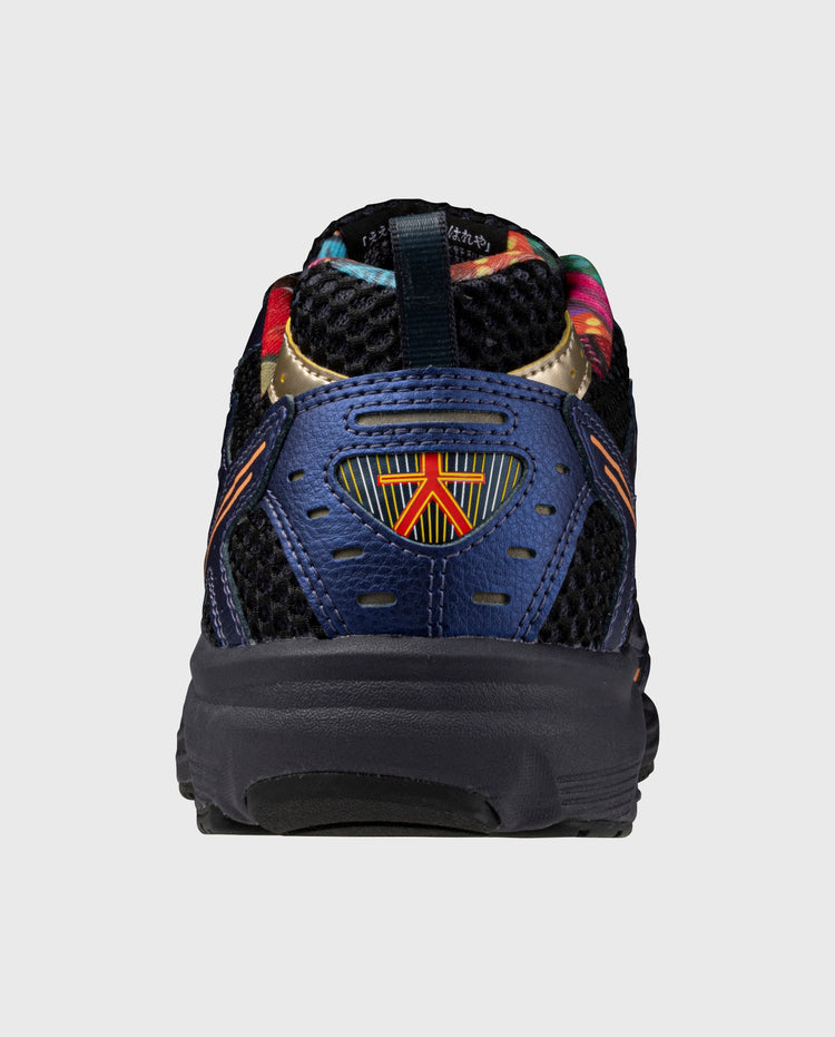 Mizuno MXR hardloopschoen met donkerblauw bovenwerk, zwarte hiel en rood/geel logo
