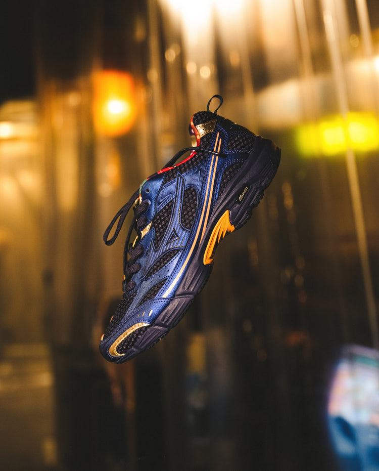 Mizuno MXR hardloopschoen, donkerblauw met oranje details en gekleurde bovenkant