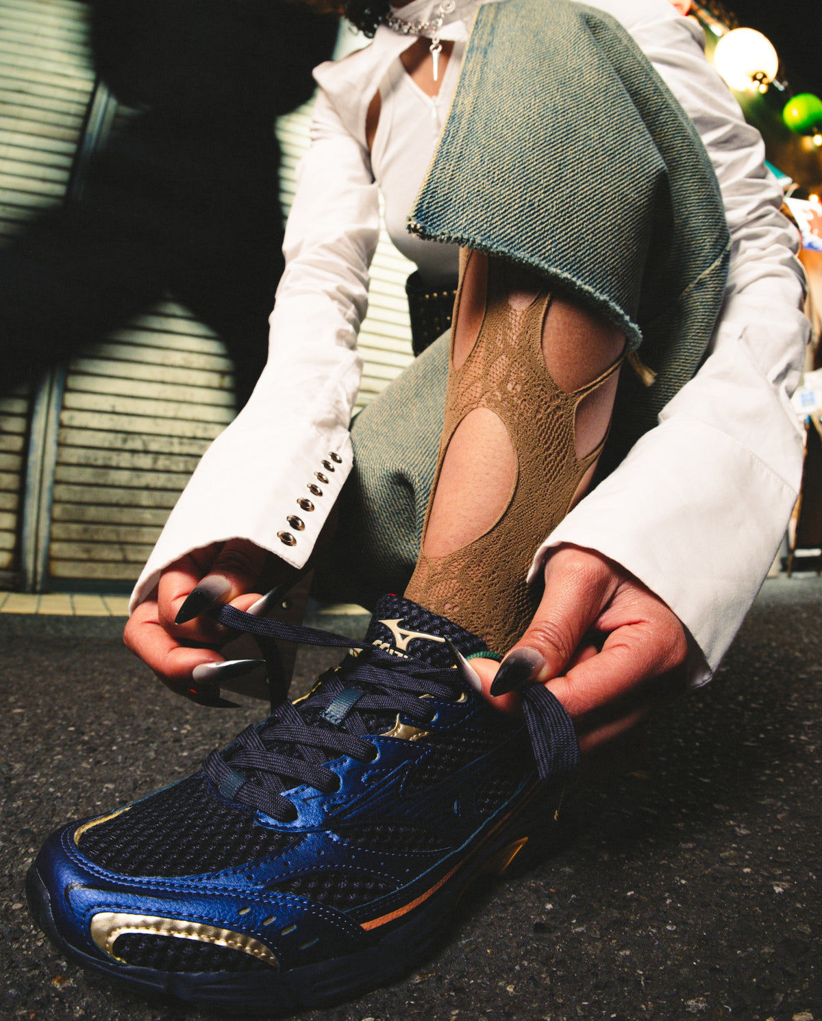 Mizuno MXR hardloopschoen, donkerblauw met oranje rand en blauwe veters