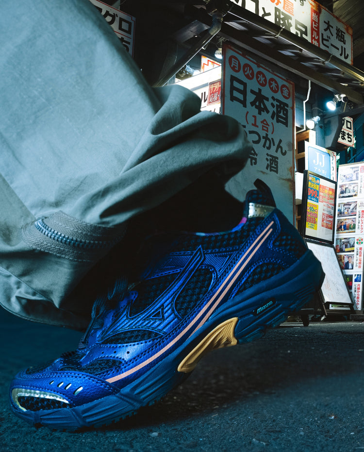 Mizuno MXR hardloopschoen, donkerblauw met oranje zijkant en zwarte veters