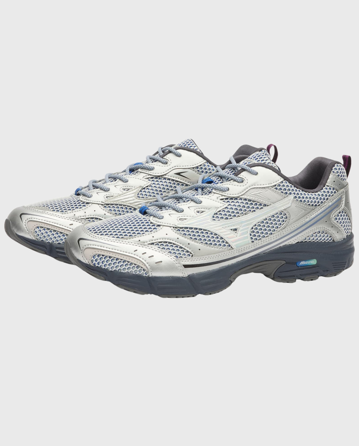 Mizuno hardloopschoen met grijs-zilver mesh bovenwerk en blauwe details, vetersluiting.