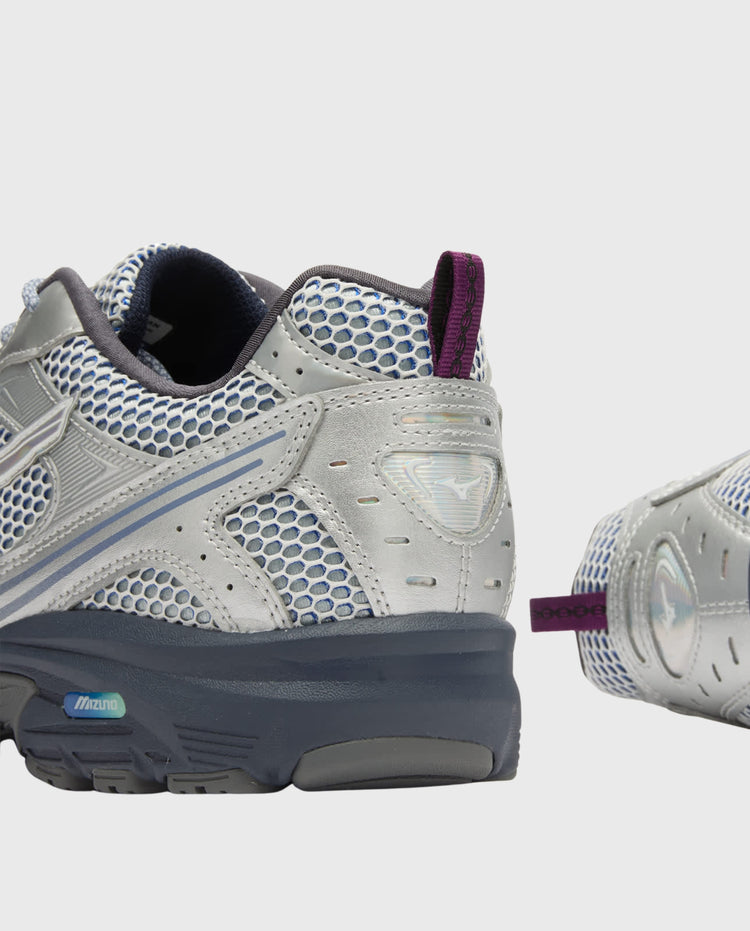 Mizuno hardloopschoen met zilver mesh, grijze overlays en paarse hielband.