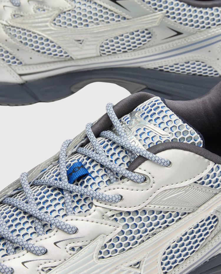 Mizuno hardloopschoen met lichtgrijs mesh, blauwe accenten en grijze veters.