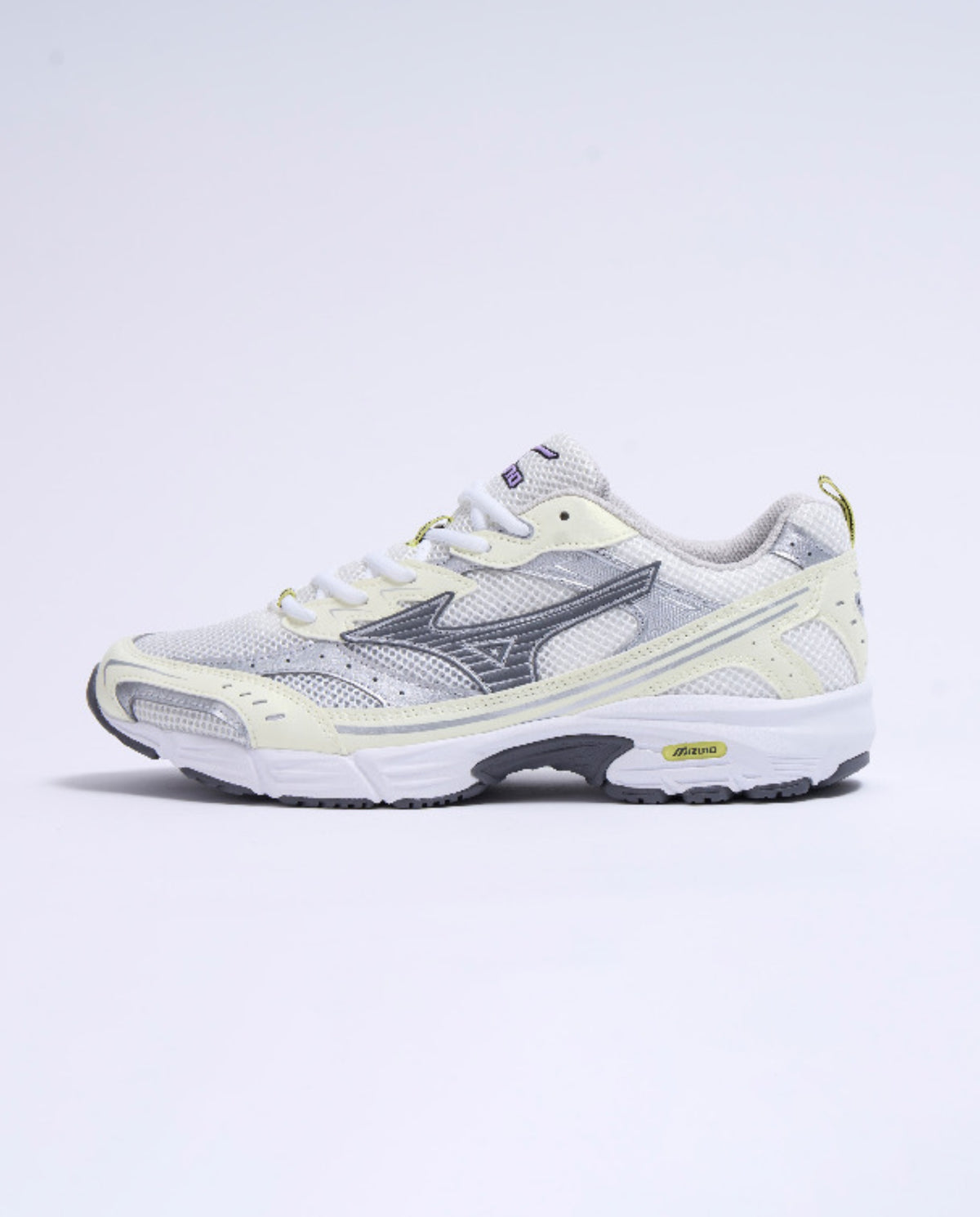 Mizuno hardloopschoen in lichtgrijs met zwarte en groene details, vetersluiting