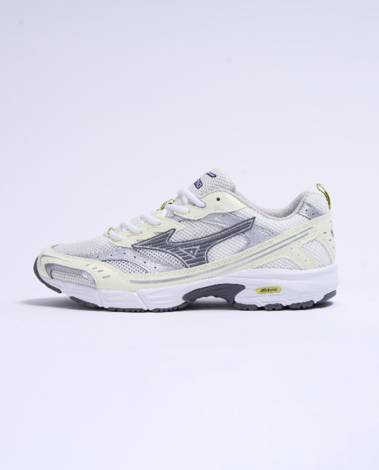 Mizuno hardloopschoen in lichtgrijs met zwarte en groene details, vetersluiting