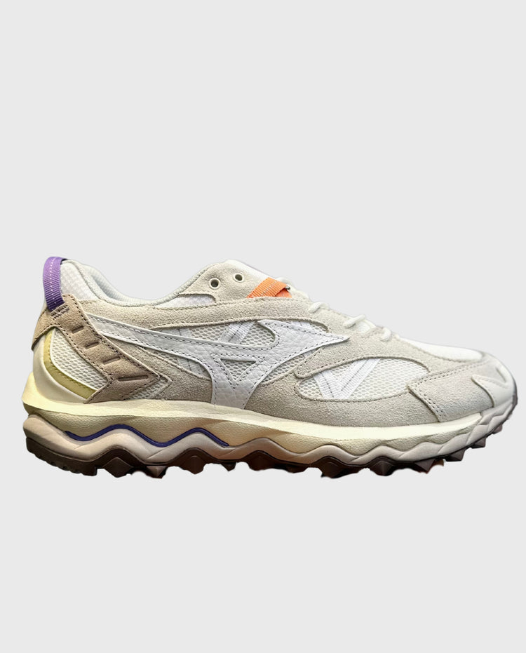 Mizuno Wave Mujin-sneaker, zijaanzicht met witte upper, crème zijkant en paarse accenten