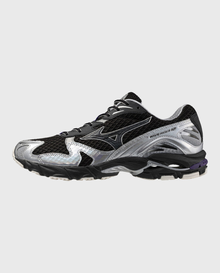 Mizuno Wave Rider 10 hardloopschoen zwart met zilvergrijze panelen en paarse accenten.