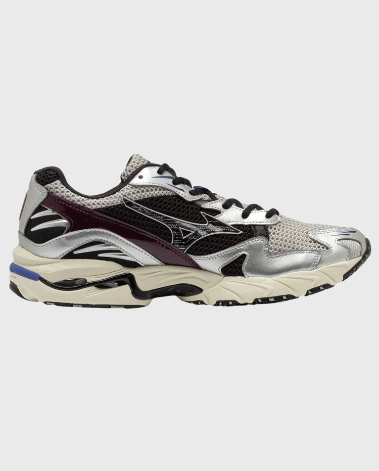 Mizuno Wave Rider 10 sneaker in grijs en zwart met bordeauxrode details en witte tussenzool