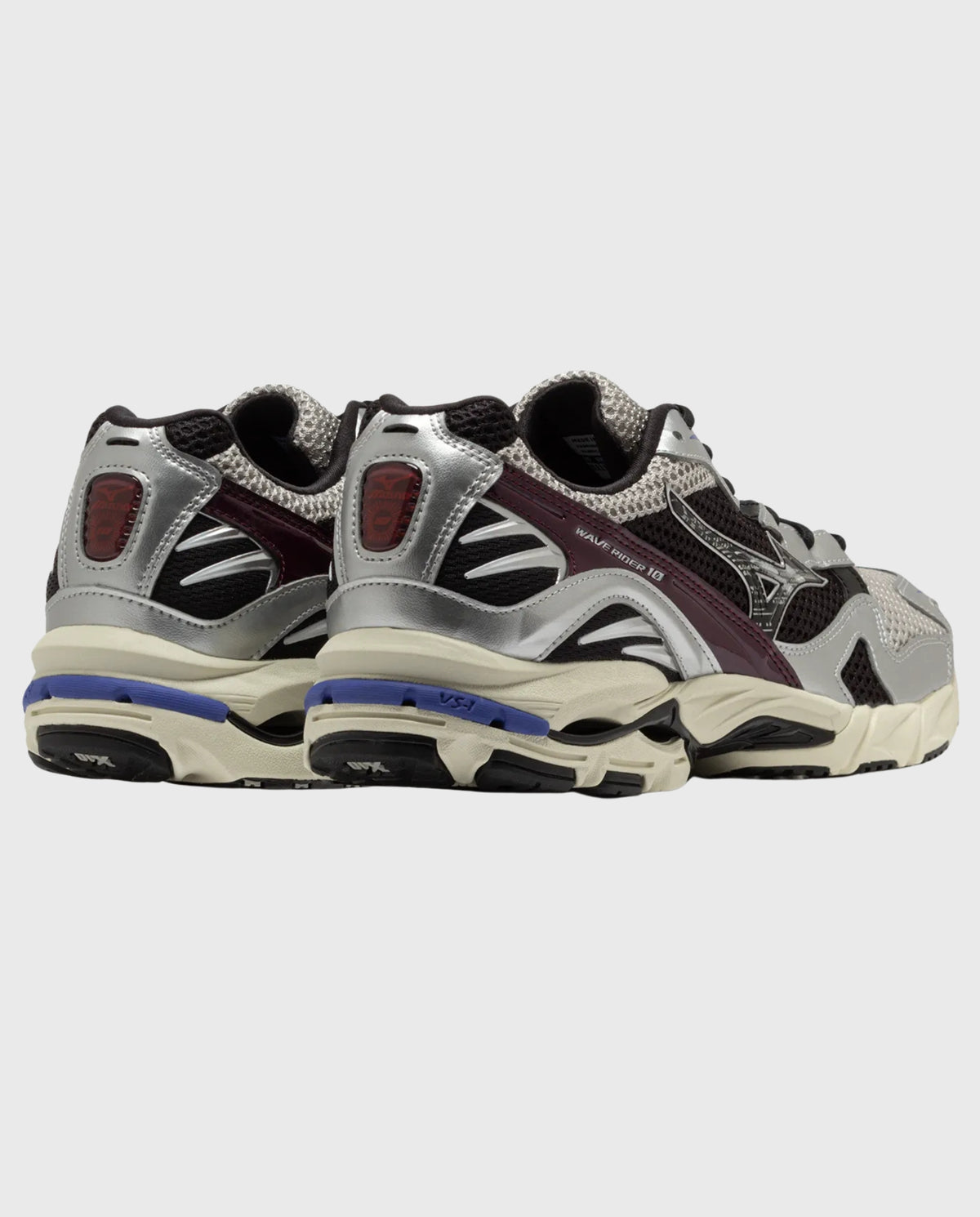 Mizuno Wave Rider 10 sneaker zijaanzicht, grijs/zwart met bordeauxrode hiel en blauwe zool