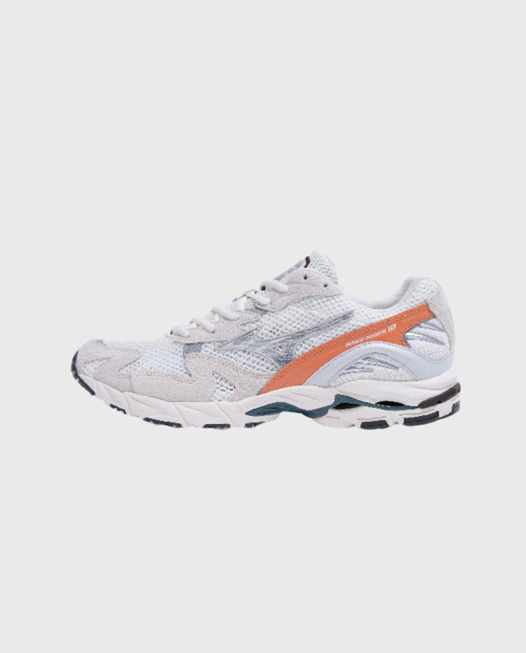 Mizuno Wave Rider 10 hardloopschoenen, wit-grijs met oranje zijkant en teal accenten.
