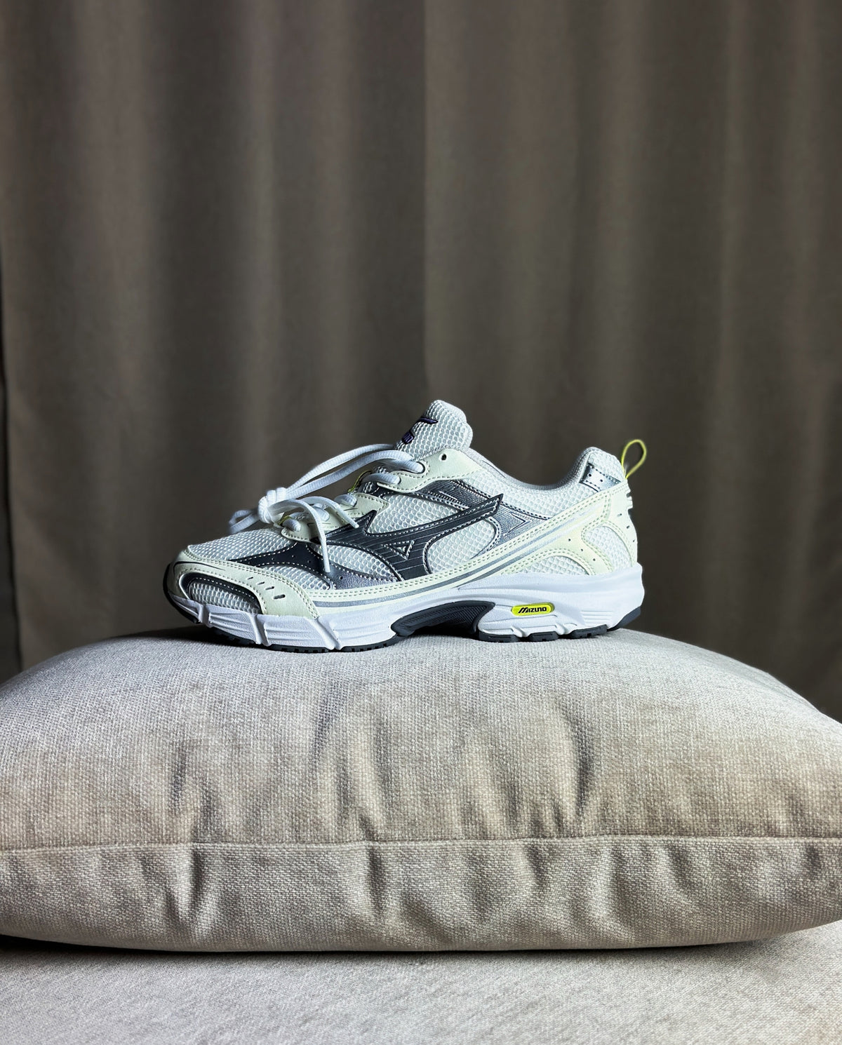 Mizuno hardloopschoen lichtgrijs met zwarte zijlogo’s en profieldempende zool