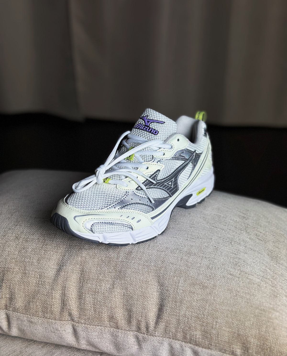 Mizuno hardloopschoen lichtgrijs met paarse merkbadge en groene veterlus