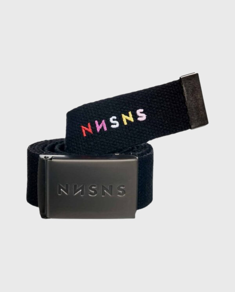 Zwarte NNSNS riem met gunmetal gesp en NNSNS-logo op de band