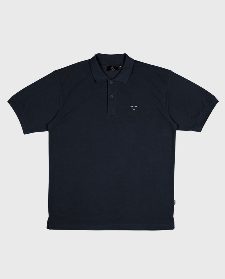 Donkere navy polo met knoopsluiting en kleine geborduurde borstlogo