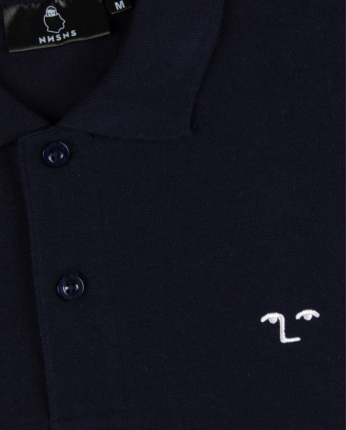 Donkere navy polokraag met knopen en klein geborduurd borstlogo