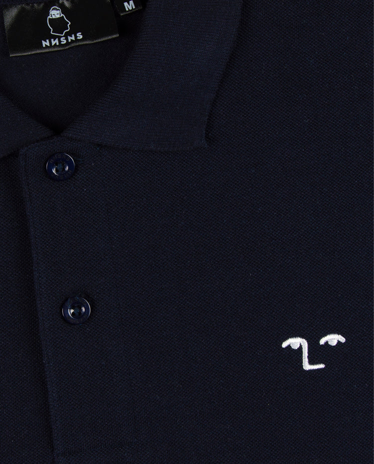 Donkere navy polokraag met knopen en klein geborduurd borstlogo