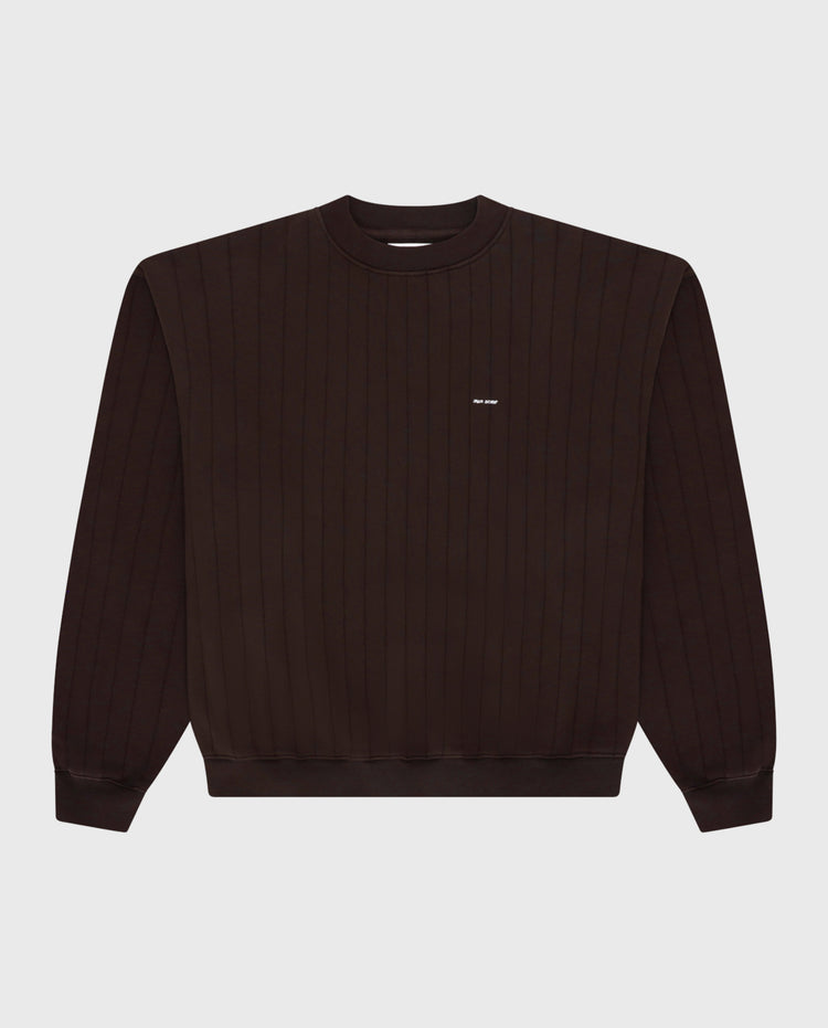 Bruine crewneck sweater met ronde hals, lange mouwen en klein borstlogo.