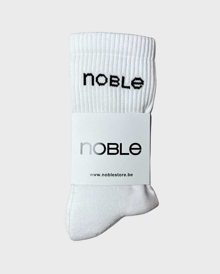 Witte sokken met geribbelde boord en 'noble' logo.