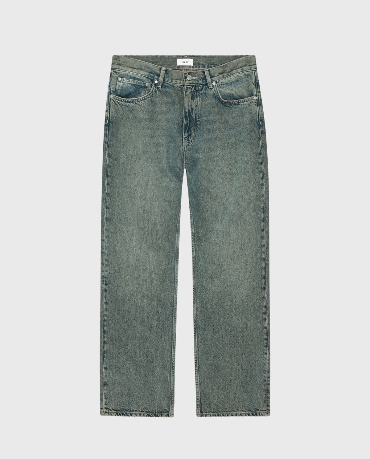 Gestreken blauwe stonewash jeans op een platte ondergrond, met zichtbare knoop en zakken.