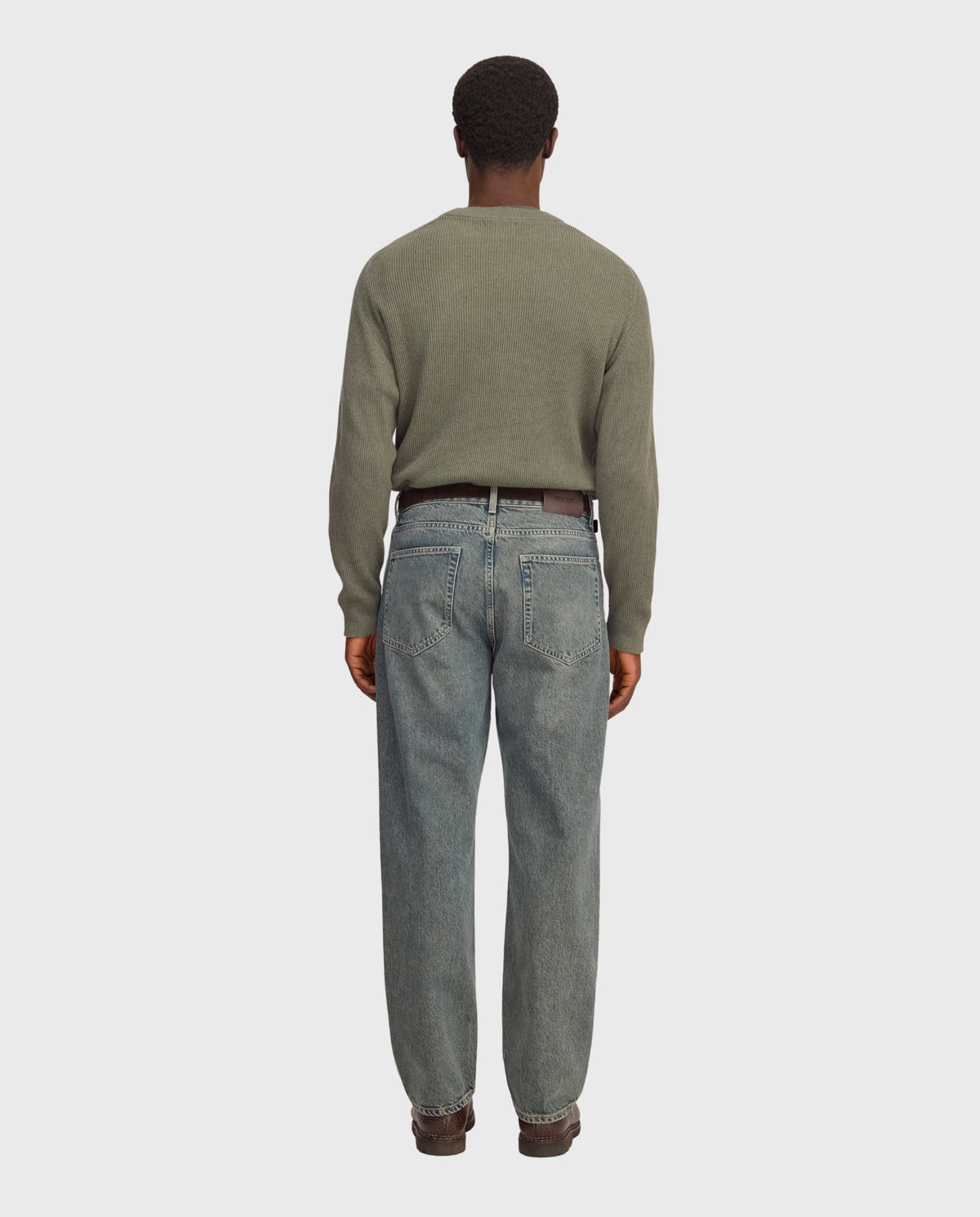 Blauwe stonewash jeans met rechte pijpen, achteraanzicht met pas en achterzakken.
