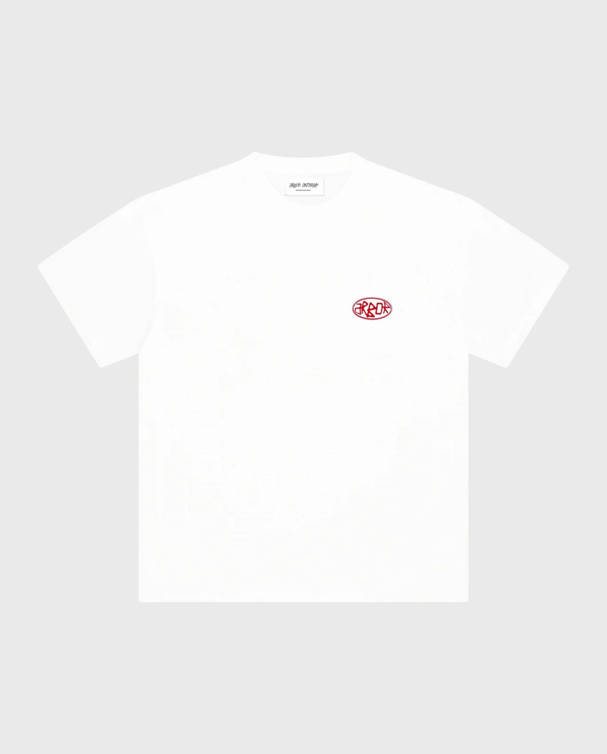 T-shirt met kleine rode logo op de borst