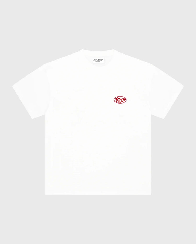 T-shirt met kleine rode logo op de borst