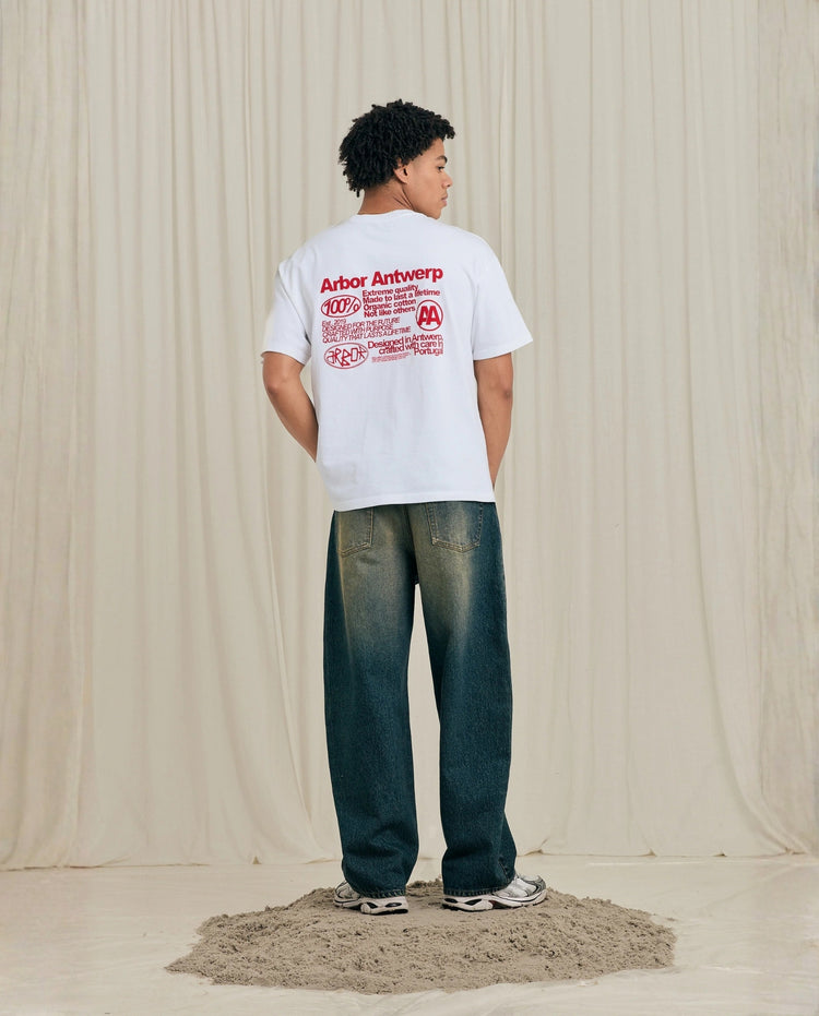 T-shirt met rode tekst en badges op de achterkant