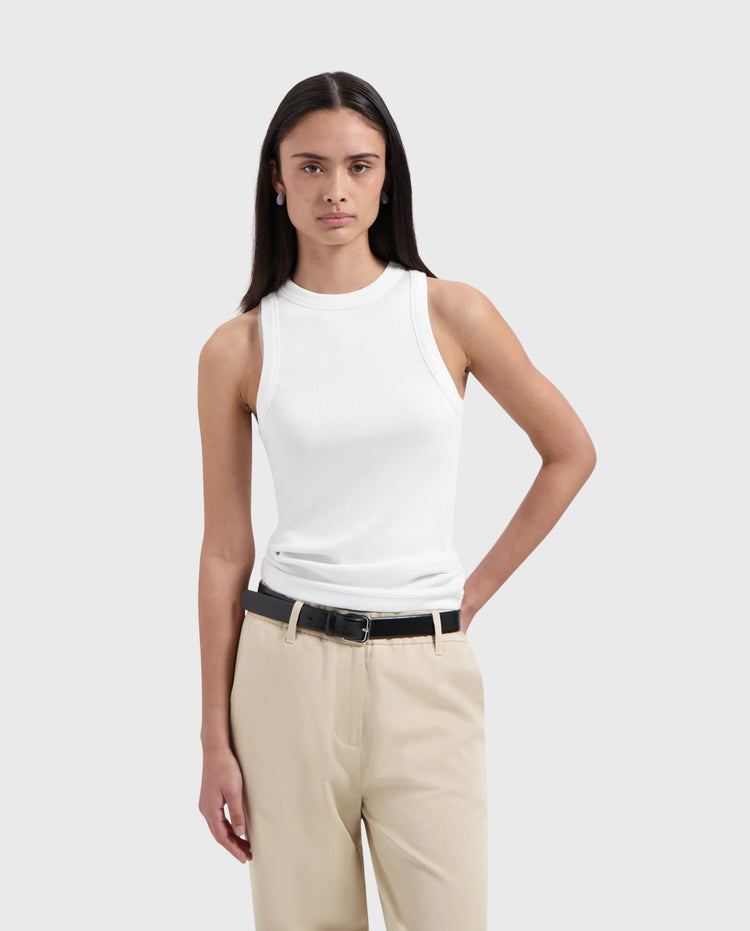 Witte geribde tanktop met ronde hals en smalle schouderbanden, model in zijaanzicht