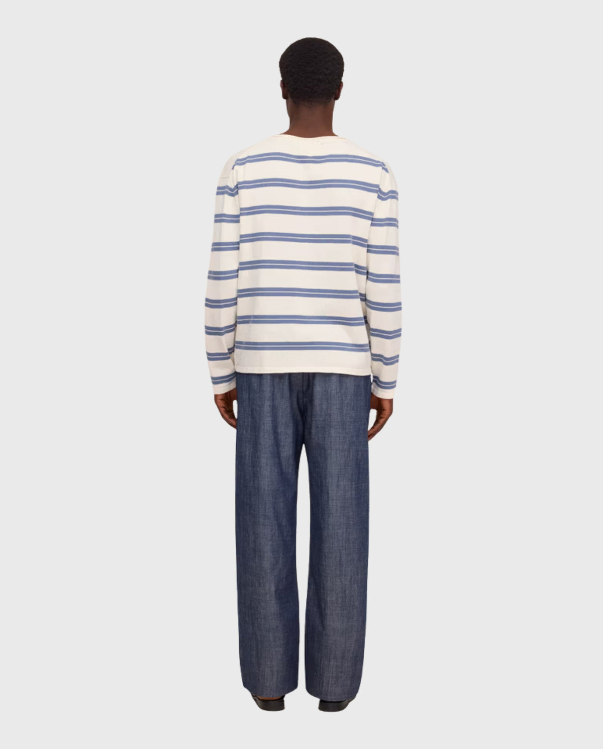 Gestreepte longsleeve trui met ronde hals aan achterzijde, ivoor met blauwe strepen