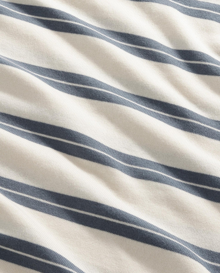 Stofdetail van gestreepte longsleeve: ivoor met dunne blauwe horizontale strepen