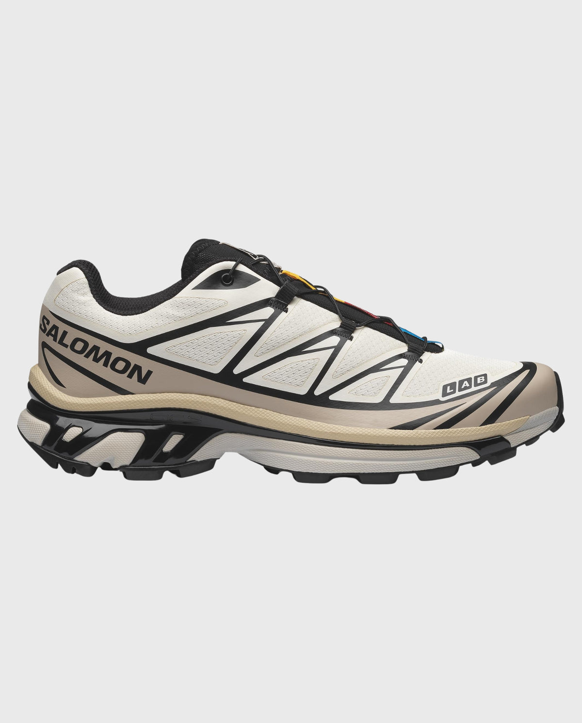 Salomon XT-6 sneaker in wit met zwarte accenten, gele veter en stevige zool.