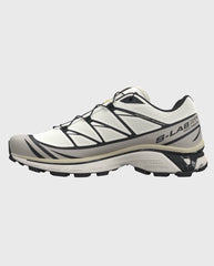 Salomon XT-6 sneaker S-LAB in wit met zwarte panelen en gele veters.
