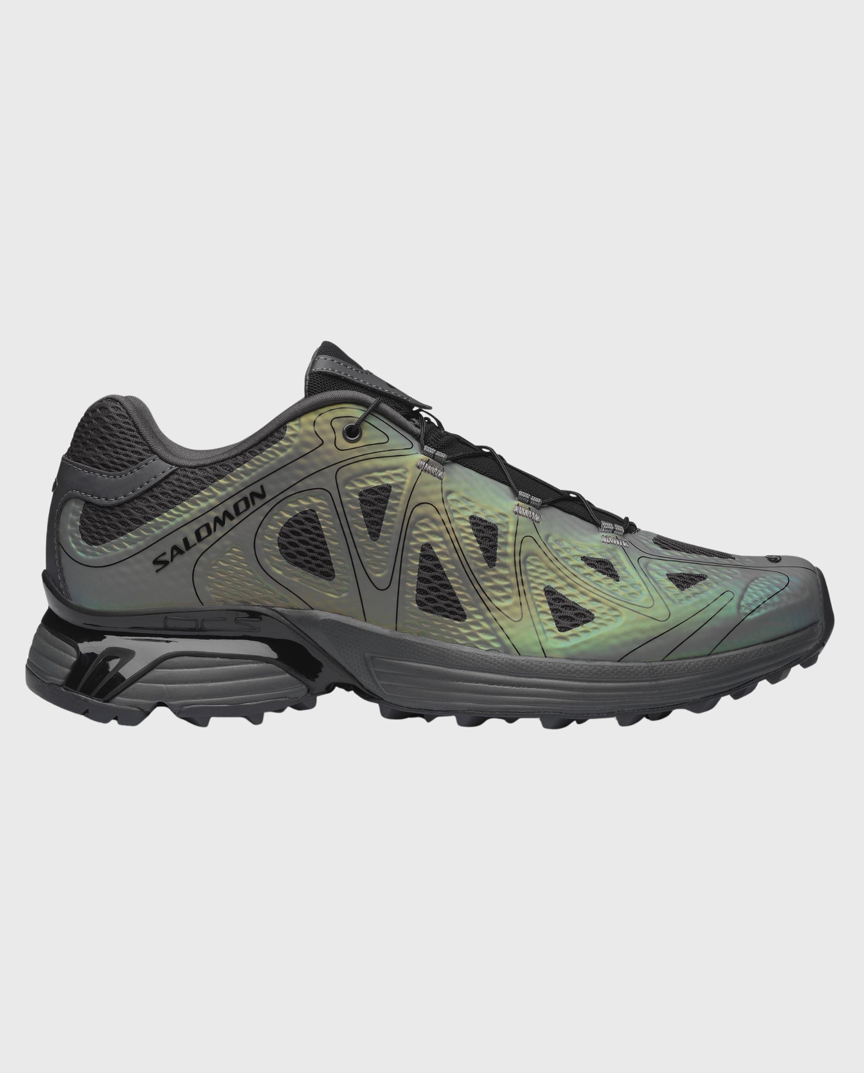 Zijaanzicht trailrunnerschoen zwart-grijs met felgroene mesh en vetersluiting.