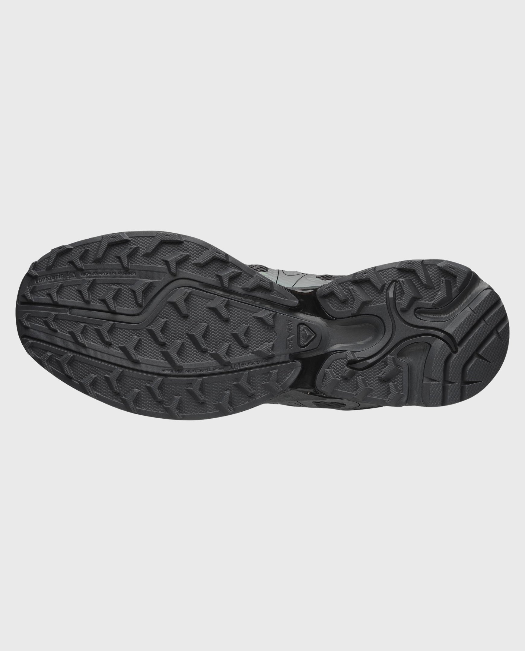 Zool van trailrunnerschoen met diep profiel en stevige noppen voor grip.