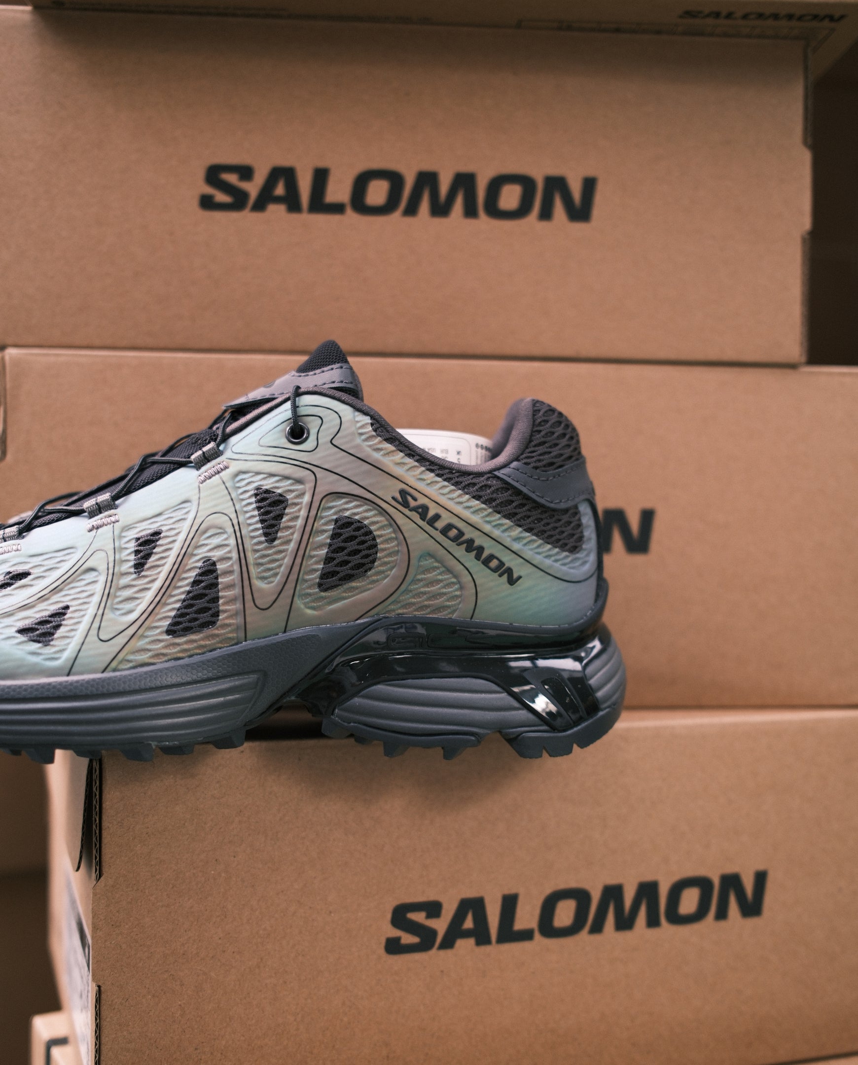 Salomon trail hardloopschoen met grijs-zwarte mesh bovenkant en veters