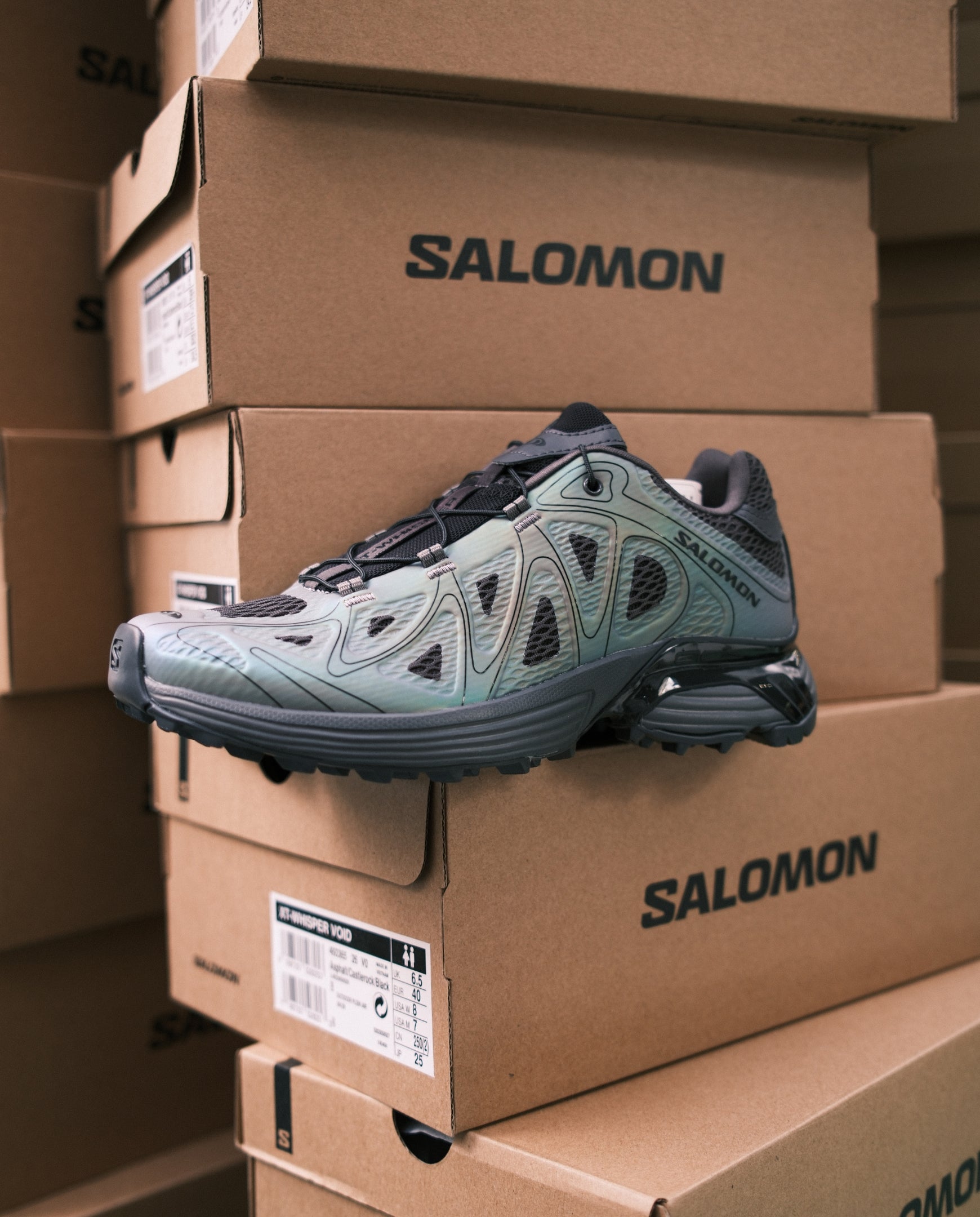 Salomon trail hardloopschoen, lichtgrijs met zwarte details, profielzool en veters
