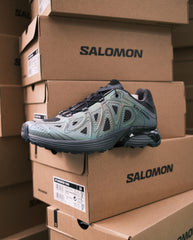 Salomon trail hardloopschoen, lichtgrijs met zwarte details, profielzool en veters