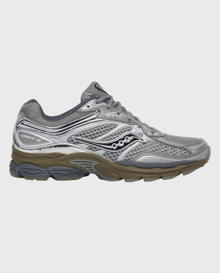 Zilverkleurige Saucony hardloopschoenen met grijze mesh, reflecterende details en zool