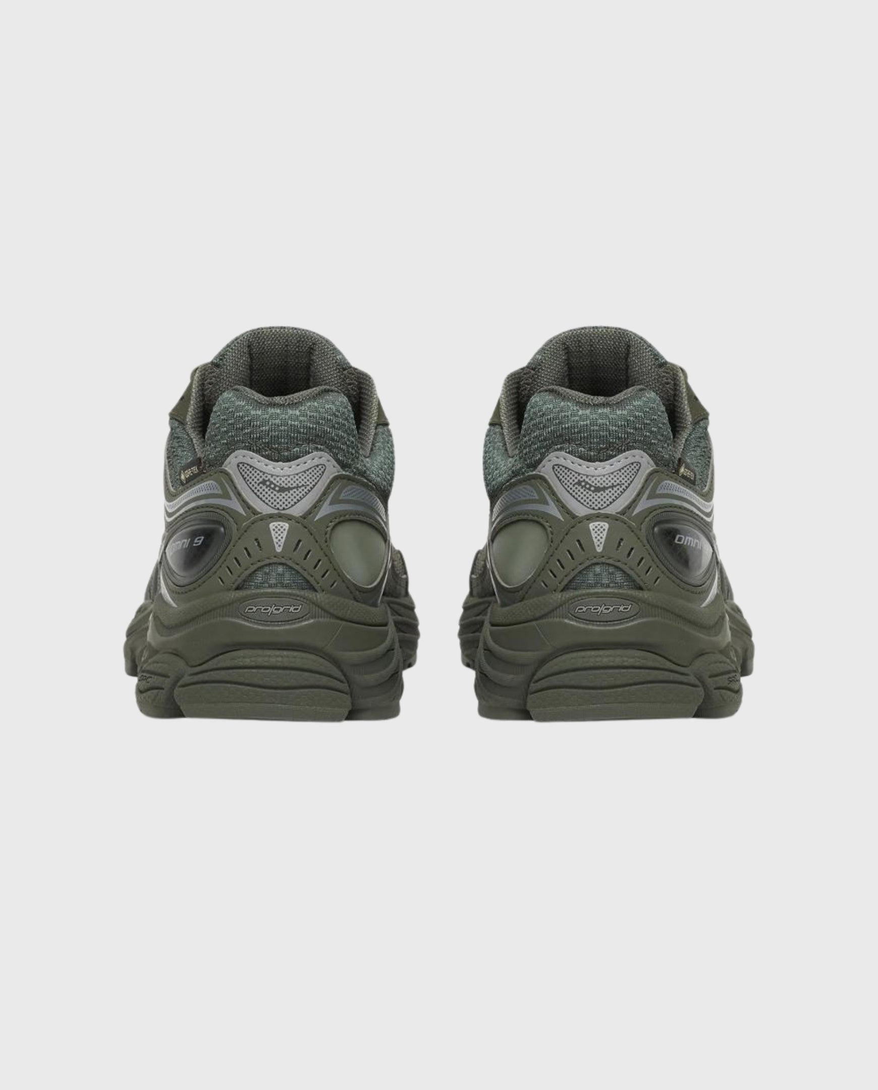 Saucony Progrid Omni 9 GTX herensneakers, achteraanzicht in donkergroen met grijze hiel