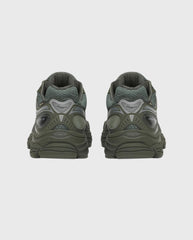 Saucony Progrid Omni 9 GTX herensneakers, achteraanzicht in donkergroen met grijze hiel