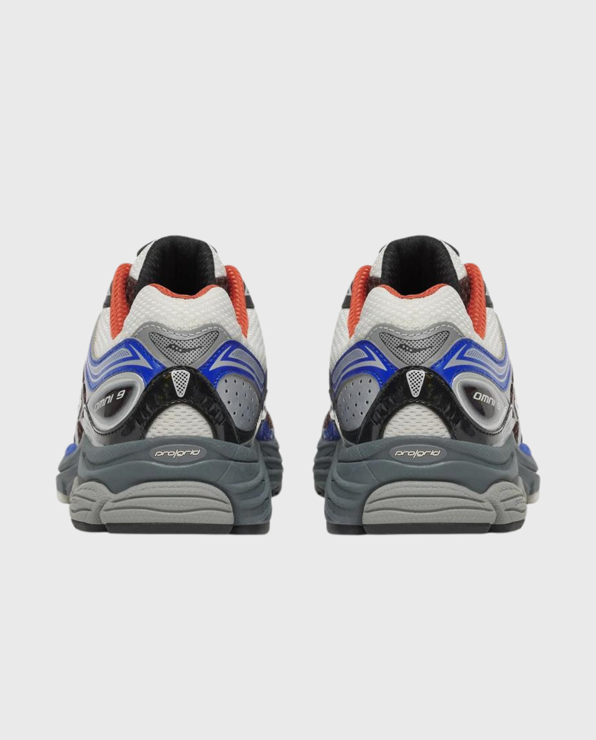 Sneakers achteraanzicht met hakken; wit/grijs, blauw inzet, bruin bovenwerk, grijze zool