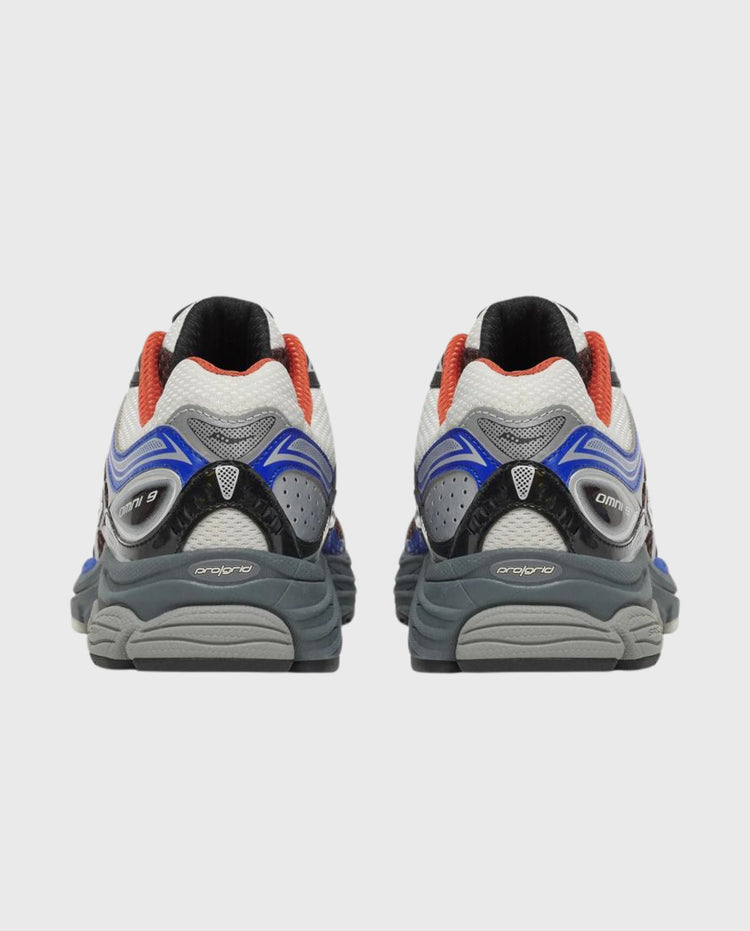 Sneakers achteraanzicht met hakken; wit/grijs, blauw inzet, bruin bovenwerk, grijze zool