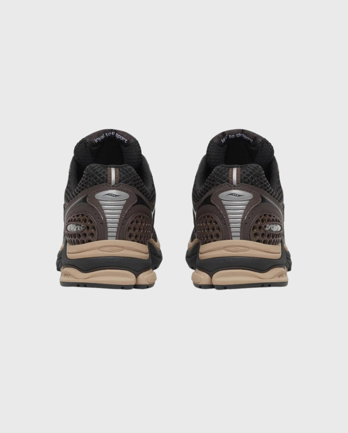 Saucony hardloopschoenen achteraanzicht, donkergrijs met beige zool en hielkap