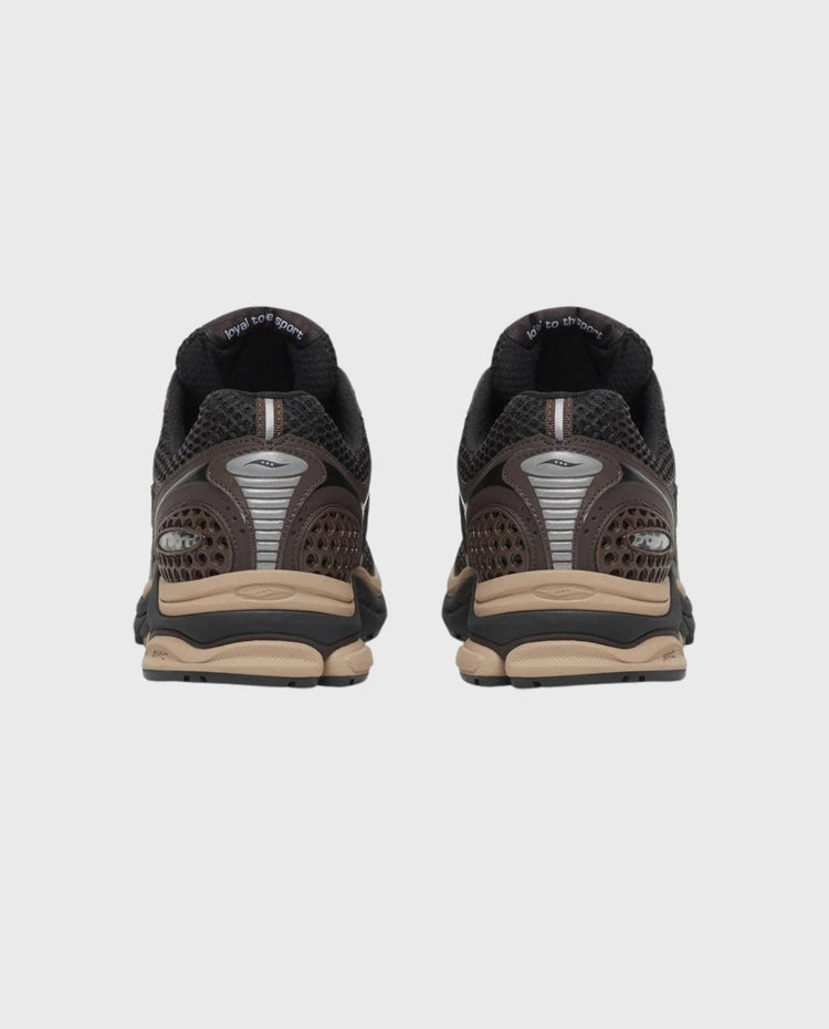 Saucony hardloopschoenen achteraanzicht, donkergrijs met beige zool en hielkap