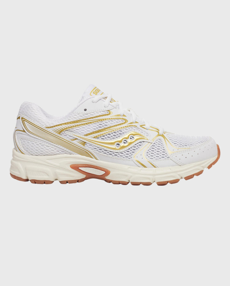 Witte Saucony hardloopschoen met gouden overlays en oranje tussenzool, 3/4