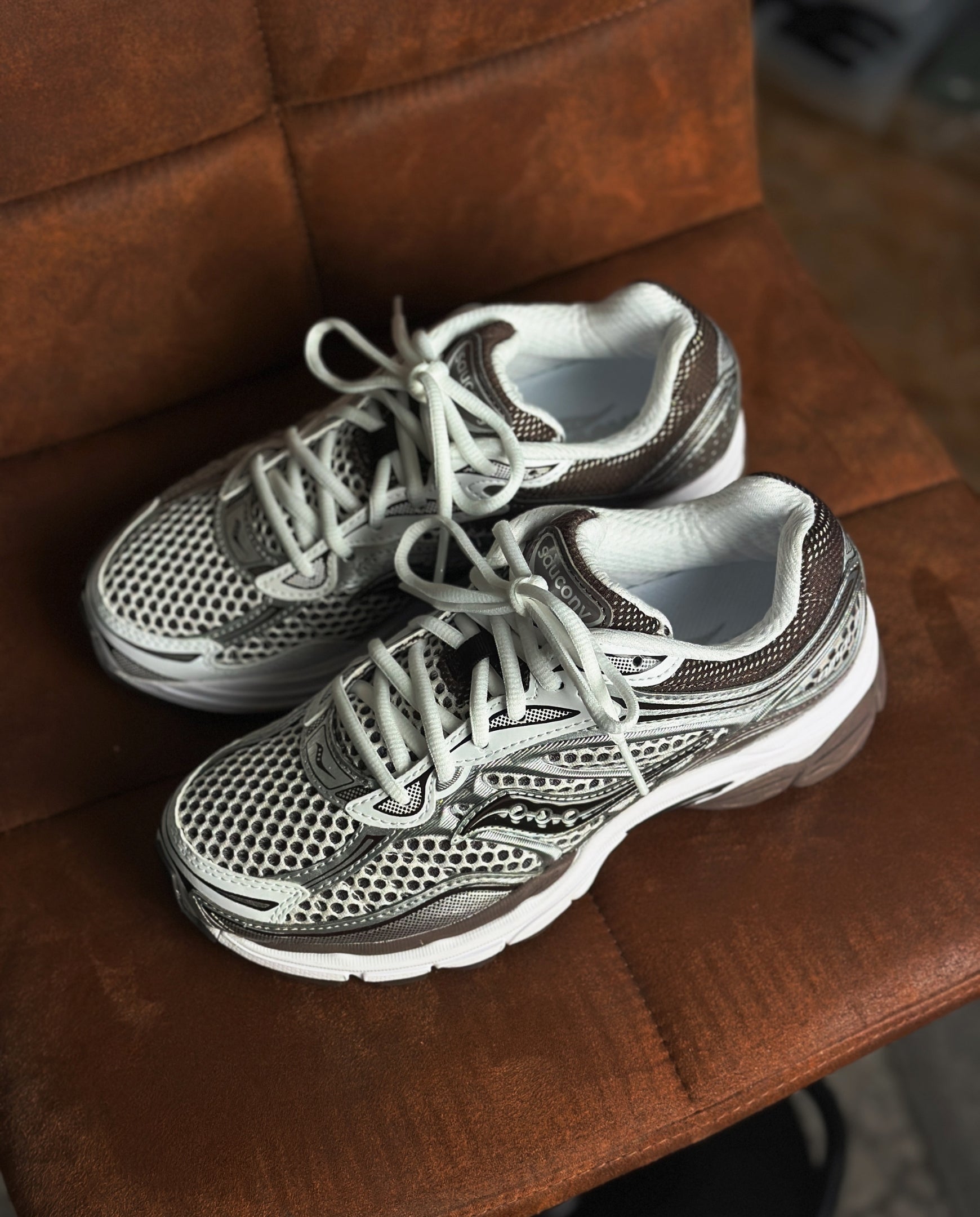 Saucony Progrid Omni 9 White / Brown