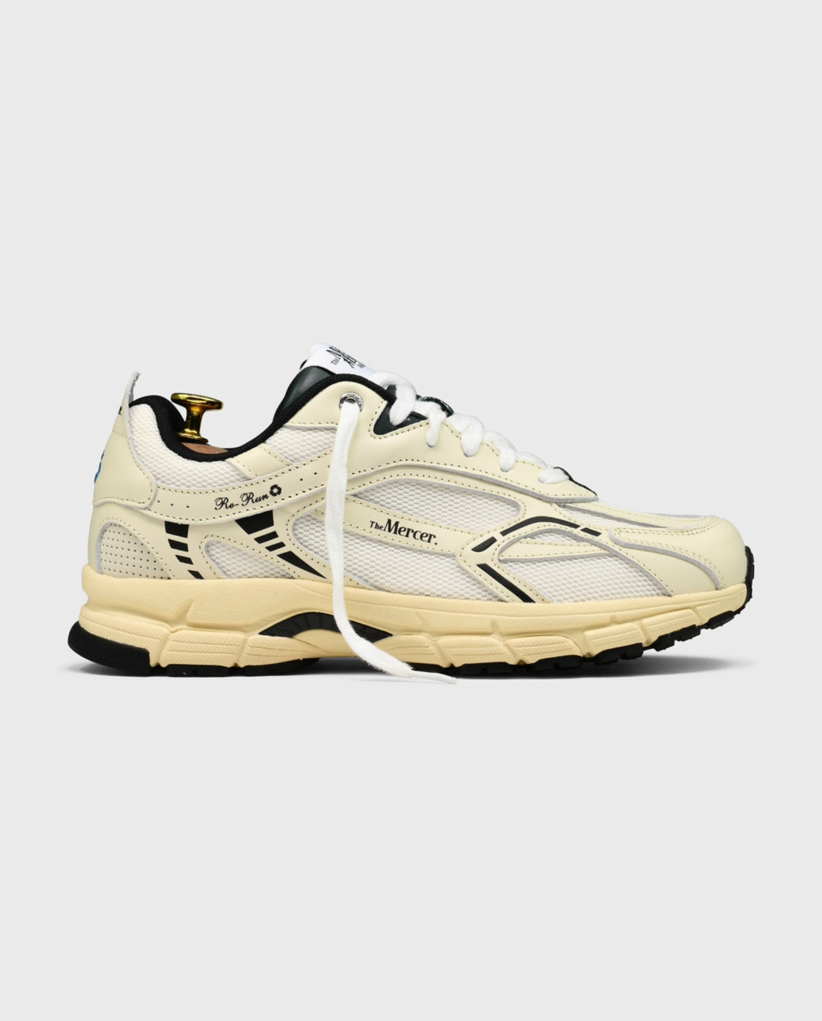 Off-white leren sneakers met witte veters en zwarte accenten, dikke rubberzool