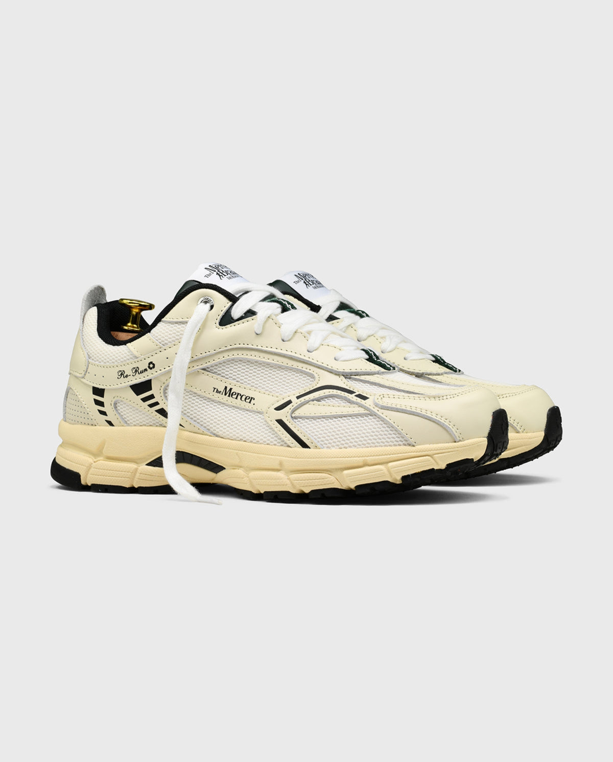 Off-white leren sneakers met groene veters en zwarte accenten, lage schoen